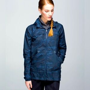 Lululemon Miss Misty Jacket Heathered Texture Lotus Camo Oil Slick Blue 4 rain